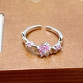 Vue macro détaillée d'une bague réglable en argent avec papillon en zircone rose - Style Papillon Unique Élégant (JZ2445)