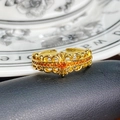 Makroaufnahme des Vintage-Goldrings mit orangefarbenem Edelstein und hohlen Mustern - Oranger Hauptstein Durchbrochenes Muster (JZ2839A)