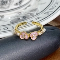 Nahaufnahme des goldenen Vintage-Blumenrings mit rosa Emaille und Zirkonia-Verzierungen - Rosa Emaille Gänseblümchen Perle (JZ2897A)
