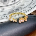 Makro-Detail eines Vintage-Goldrings mit rosa Emaille-Blumen und weißen Perlen besetzt - Rosa Blume Perle Stapelbar (JZ2903A)