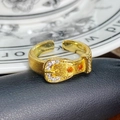 Nahaufnahme des Vintage-Gürtelschnallenrings in Gold mit Zirkonia auf Keramikteller - Goldene Gürtelschnalle mit Diamanten (JZ3001A)