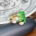 Nahaufnahme eines Vintage-Gold-Tulpenrings mit grünen Emailleblättern und Zirkonstein - Tulpe Wassertropfen Champagner Zirkon (JZ3351A)