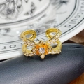 Detailaufnahme eines Vintage-Goldrings mit Blumenmotiv, Zirkonia-Inlay und Emaille-Akzenten - Sechsblättrige Blume Orangeroter Edelstein (JZ3352A)