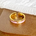 Gros plan sur une bague vintage en or avec émail rose et détails en filigrane ajouré - Ouvert Réglable / Style Émail Rose Ajouré (JZ1562)