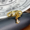 Detailansicht eines goldenen Vintage-Rosenrings mit einem birnenförmigen Zirkonia-Anhänger - Rose Wassertropfen Zirkon (JZ3469A)