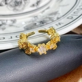 Detailansicht eines Vintage-Goldrings mit floralen Gravuren und weißen Zirkoniasteinen - Vintage Palast Blumen mit Diamanten (JZ3470A)