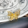 Detail eines goldenen Vintage-Schmetterlingsrings mit hohlen Flügeln und Zirkon-Inlay - Durchbrochener Schmetterling mit Diamanten (JZ3471A)