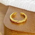 Gros plan d'une bague vintage dorée avec texture verticale et motifs d'étoiles - Ouvert Réglable / Style Étoile de Croix Texture Verticale (JZ5225)