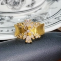 Makroaufnahme von Vintage Goldring mit floralem Zirkonia-Inlay und gebürsteter Textur - Breite Gebürstete Blumen Diamant-Inlay (JZ4077A)
