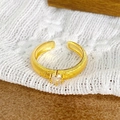 Macro de bague vintage dorée ajustable avec pierre blanche ronde et finition brossée - Ouvert Réglable / Style Solitaire Zirconium Six Griffes Brossé (JZ5246)