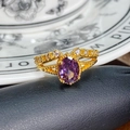 Makro-Detail des Vintage Goldrings mit ovalem lila Edelstein und Zirkonia-Akzenten - Violetter Ovaler Hauptstein Doppellagig (JZ4084A)