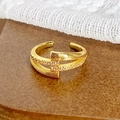 Gros plan d'une bague dorée vintage avec texture brossée et incrustation de zircons - Ouvert Réglable / Style Incrusté de Zirconium Chevauchement Croisé (JZ5309)