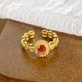 Détail d'une bague vintage dorée avec pierre rouge ovale et zircons micro-pavés étincelants - Ouvert Réglable / Style Pierre Principale Rouge-Orange Chaîne Ajourée (JZ5349)