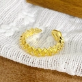 Vue macro d'une bague en émail doré avec textures ondulées et zircons brillants incrustés - Ouvert Réglable / Style Pavé de Strass en Zigzag Ondulé (JZ5620)