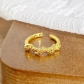 Détail d'une bague vintage en émail doré avec texture tissée et design ouvert - Ouvert Réglable / Style Texture Tissée Lave Irrégulière (JZ5711)