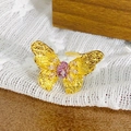 Vue détaillée d'une bague papillon dorée avec pierre violette et zircons - Ouvert Réglable / Style Incrusté de Gemme Violette en Forme de Papillon (JZ5845)