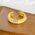 Gros plan sur une bague d'oreille dorée avec perles blanches et reliefs floraux - Ouvert Réglable / Style Clip d'Oreille Vintage Relief Perle Artificielle (JZ5859)