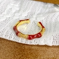 Détail de bague style bambou vintage avec finition or et incrustations émail rouge - Ouvert Réglable / Style Chinois Émail Rouge Foncé Bambou (JZ6033)