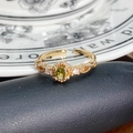 Vintage verstellbarer Goldring mit ovalem olivgrünem Edelstein und Zirkonia-Akzenten - Olivgrüner Perlrand Vintage (JZ4095A)