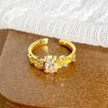 Macro d'une bague dorée vintage avec zircon ovale et motifs en relief détaillés - Ouvert Réglable / Style Relief Vintage Zircon Ovale (JZ6092)