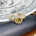 Vintage verstellbarer Goldring mit grünem Zirkon und weißen Kristallakzenten - Runder Grüner Edelstein Pavé (JZ4097A)