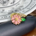 Vintage vergoldeter offener Ring mit rosa Emaille-Gänseblümchen und Zirkonia - Rosa Emaille Gänseblümchen Drei Diamanten (JZ4117A)