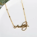 Elegante goldene Halskette mit Audrey Namensanhänger auf weißem Porzellan - Audrey Buchstabenstil (XL0038) / Gold
