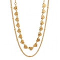 Collier double rang doré avec breloques cœurs et disques texturés sur fond blanc - Or - Coeur