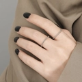 Bague perlée minimaliste en argent de 1,5mm portée au doigt sur fond de texture - US 5 / Argent