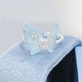 Détail d'une bague papillon en émail bleu avec zircons sur une boîte à bijoux - Style Ouvert Papillon (JZ1243A)