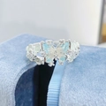 Vue rapprochée de la bague en argent avec papillon émaillé bleu et fleurs sur coffret - Style Papillon Fleur (JZ2825A)
