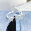 Détail macro de la bague papillon en argent avec émail bleu clair et cristaux - Style Double Papillon (JZ3046A)