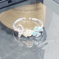 Détail de la bague étoile de mer en émail avec perles et vernis bleu sur miroir - Style Étoile de Mer Perle et Dauphin (JZ3361A)