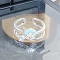 Détail d'une bague étoile de mer en émail avec zircon étincelant et accents de coquillage bleu - Style Coquillage Double Couche et Zircon (JZ3371A)