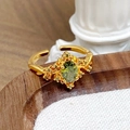 Gros plan sur bague vintage dorée avec pierre ovale vert olive et accents de zircon jaune - Bague Vintage Pierre Olive Verte (JZ2696A)