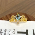 Détails macro d'une bague couronne vintage avec zircon bleu poire et placage en or fin - Bague Couronne Pierre Bleue en Poire (JZ3698A)