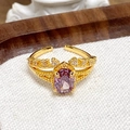 Vue détaillée d'une bague vintage dorée avec zircon violet et motifs perlés délicats - Bague Vintage Pierre Ovale Violette (JZ4084A)
