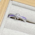 Detailansicht eines silbernen Crossover-Rings mit lila Emaille und weißen Zirkonia-Steinen - Lila Emaille Silbertöne Knoten Stil (JZ0277A)