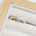 Nahaufnahme eines silbernen Rings mit gelber Emaille und funkelnden Zirkonia-Details - Gelbe Emaille Silbertöne Verflochtener Stil (JZ2506A)