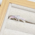 Makroaufnahme: Silberring mit rosa Emaille-Finish und Mikro-Pavé-Zirkonia-Besatz - Rosa Emaille Silbertöne Kreuzender Stil (JZ2507A)