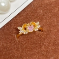 Makroaufnahme von Vintage-Goldring mit rosa Herz-Edelstein und Mikro-Pave-Verzierung - Einstellbar Offen / Rosa Herz Edelstein Engelsflügel (JZ0783A)