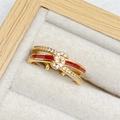 Detaillierte Makroansicht des vergoldeten roten Emailleknoten-Rings mit Zirkonia in der Box - Rote Emaille Goldtöne Schnallen-Stil (JZ5896)