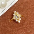 Makroaufnahme: Ring mit Marquise-Schliff-Kristall und goldenem Diamant-Cluster - Einstellbar Offen / Marquise Edelstein Sternenregen (JZ1123A)