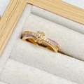 Detailansicht eines goldfarbenen Schleifenknotenrings mit lila Emaille und Zirkonia-Steinen - Lila Emaille Goldtöne Knoten Stil (JZ6251)