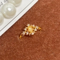 Makro-Detail des Vintage-Goldrings mit Sternschliff, gelbem Harzstein und Zirkonia-Besatz - Einstellbar Offen / Hellgelber Edelstein Schneeflocke Stern (JZ1624)