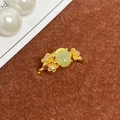 Gros plan sur bague vintage dorée torsadée avec pierre œil de chat et détails floraux - Ouvert Réglable / Fleur Œil de Chat Ovale Jaune Clair (JZ1677A)