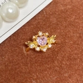 Vue macro d'une bague vintage dorée avec cœur en zircon rose et ailes d'ange - Ouvert Réglable / Ailes d'Ange Zircon Cœur Rose (JZ2084A)