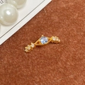Détail d'une bague dorée vintage avec pierre bleu clair et texture grainée - Ouvert Réglable / Grains Vintage Gemme Bleu Clair (JZ2856A)