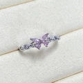 Makro-Detail des silbernen Schmetterlingsrings mit rosa Zirkonia auf beige Samtgrund - Einstellbar Offen / Rosa Marquise-Stein Kettenring Schmetterling Stil (JZ0191A)