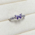 Makroaufnahme von Schmetterlingsring mit lila Zirkonia und silbernem Kettenband - Einstellbar Offen / Lila Marquise-Stein Hohle Kette Schmetterling Stil (JZ0192A)
